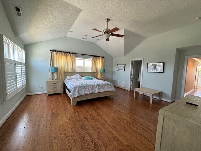 Building Photo - Immaculate 4 bedroom 3.5 bath Home at North End