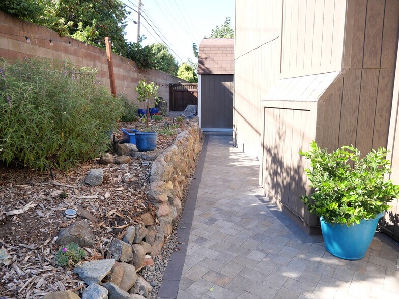 Building Photo - 8112 Holanda Ln