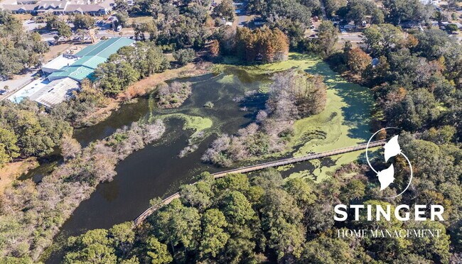 Building Photo - 1808 Lenora Dr