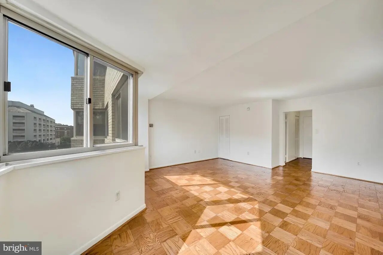 Building Photo - 922 24th St NW