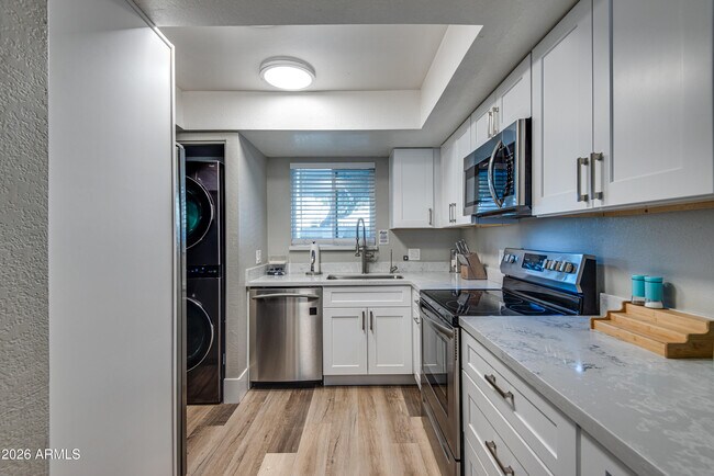 Building Photo - 4150 E Cactus Rd