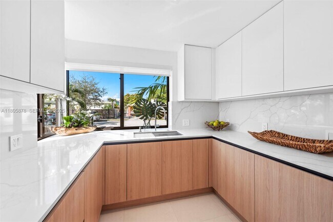 Building Photo - 120 NE 49th St