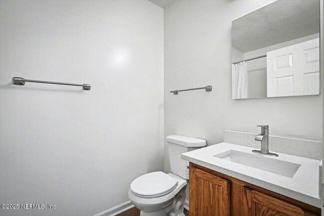 Building Photo - 1217 Clock St