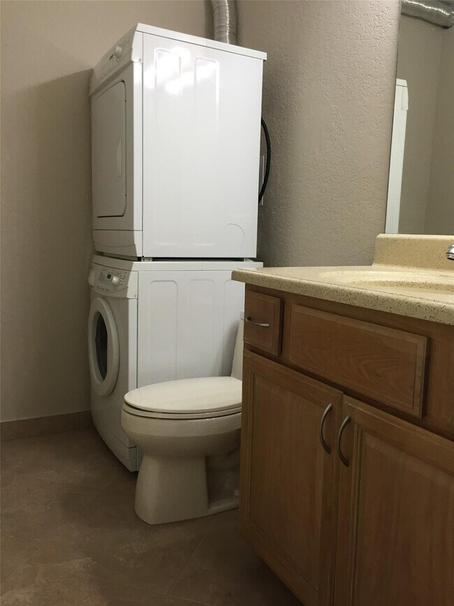 Building Photo - 1100 Crystal Lake Dr