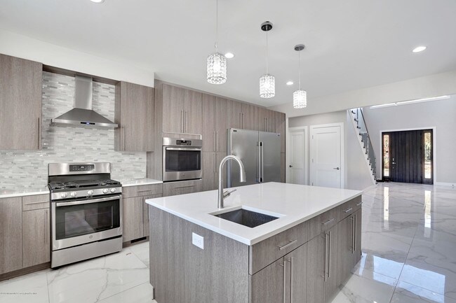 Building Photo - 98 Hollywood Ave