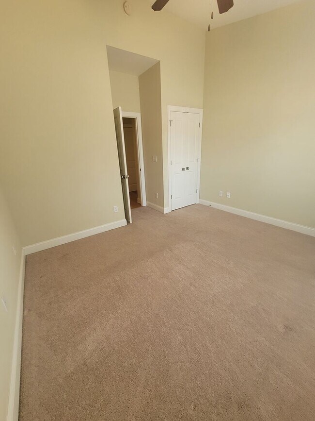 Building Photo - This 3 bedroom 2.5 bath brick townhouse with one car garage is located in Westgate Shoreline subd...