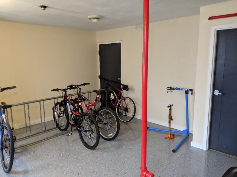 Building Photo - 1600 Park Ave