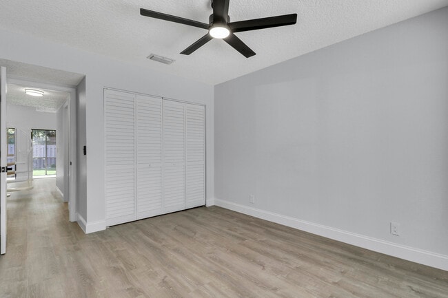 Building Photo - 6680 Thornhill Ct