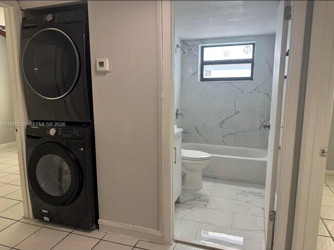 Building Photo - 20810 NE 8th Ct