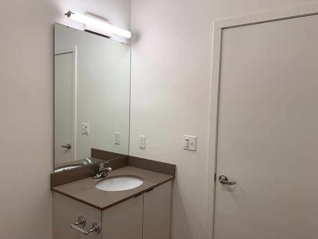 Building Photo - Modern One-Bedroom in the Heart of Wallingford!!!