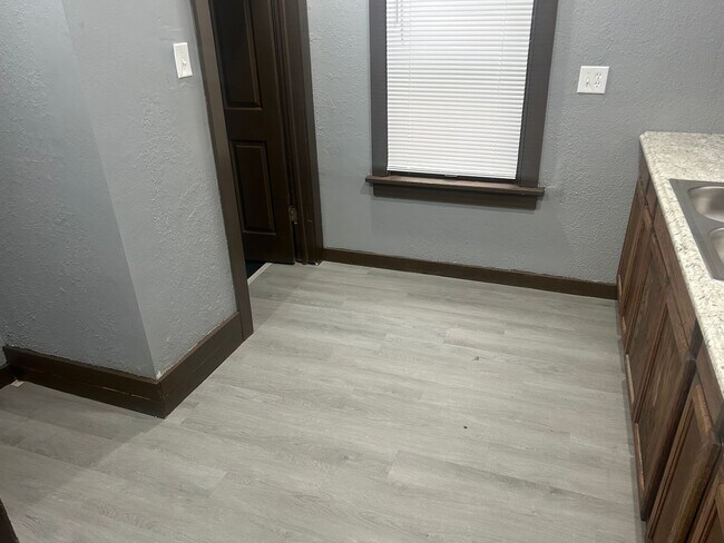 Building Photo - 2 Bedroom House