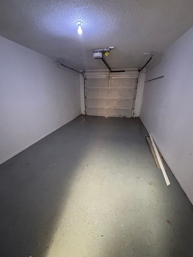 Building Photo - Cozy 2 bedroom 1.5 bath Lawn Maintenance I...