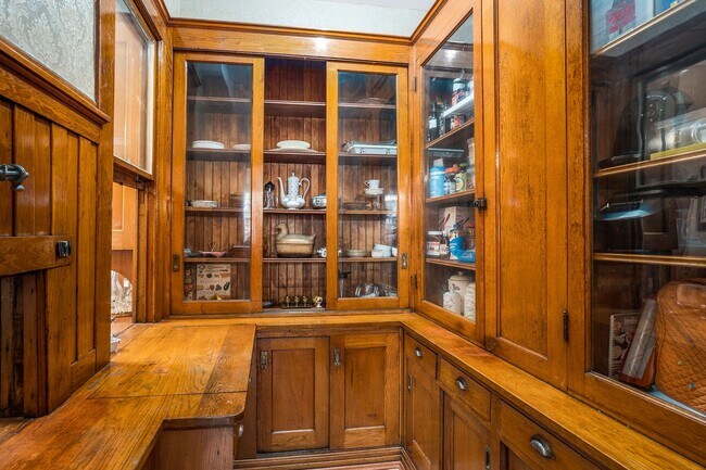 Building Photo - Beautiful 3 Bedroom/2 Bathroom First Floor Apartment in East Duluth Mansion - AVAILABLE JUNE!