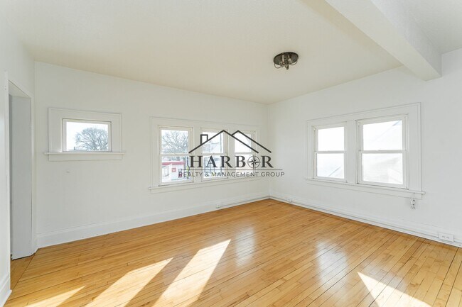 Building Photo - 917 N Broadway Ave