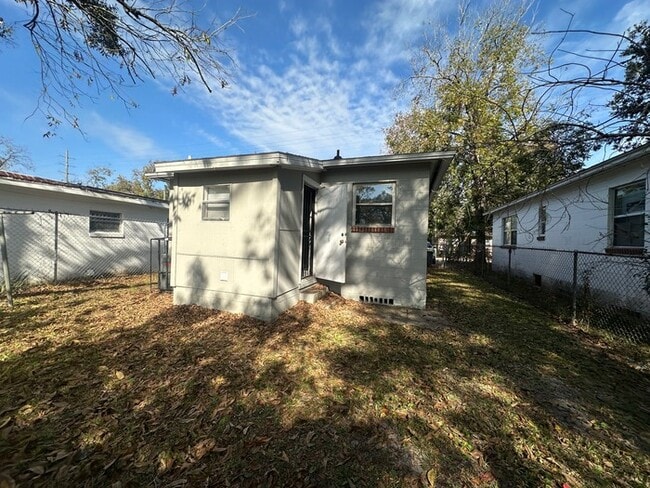 Building Photo - Cozy 3 Bedroom Home in Mid-Westside Jacksonville - Available Now!