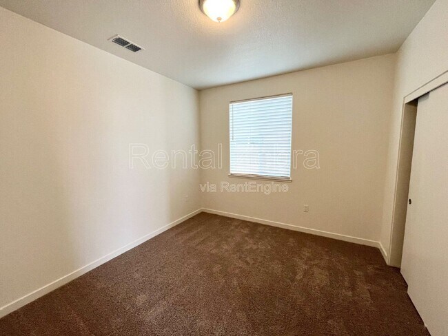 Building Photo - 165 Squaw Vly Dr