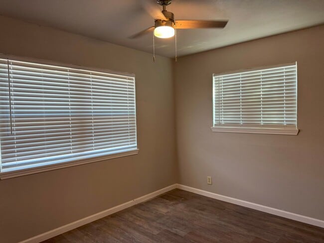 Building Photo - 226 Park Ln