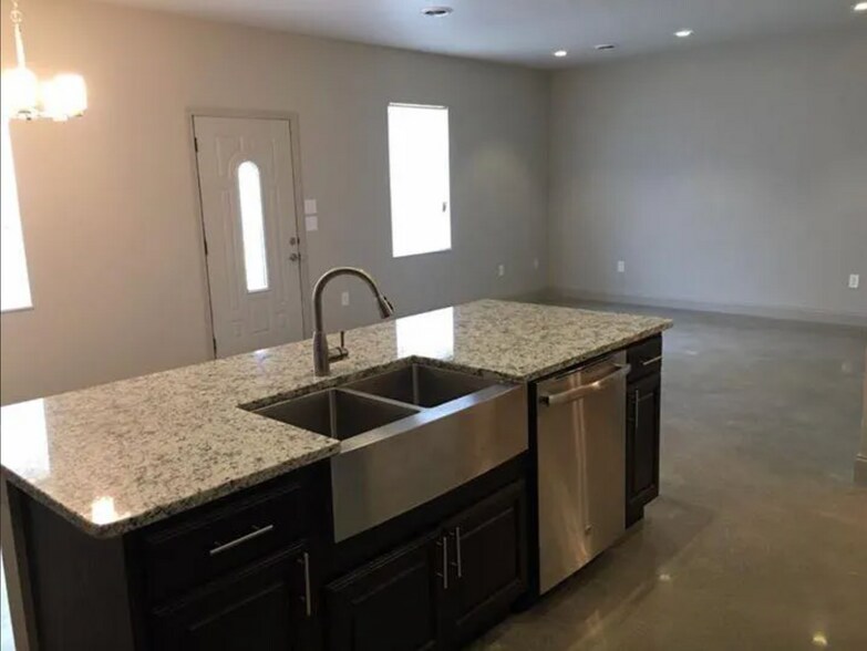 Building Photo - 217 Beta Dr