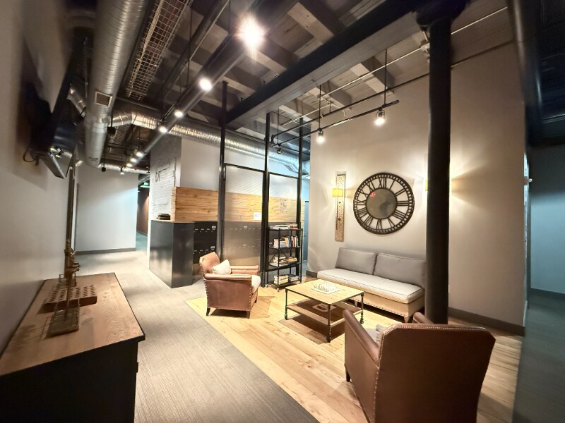 Building Photo - 570 S Front St