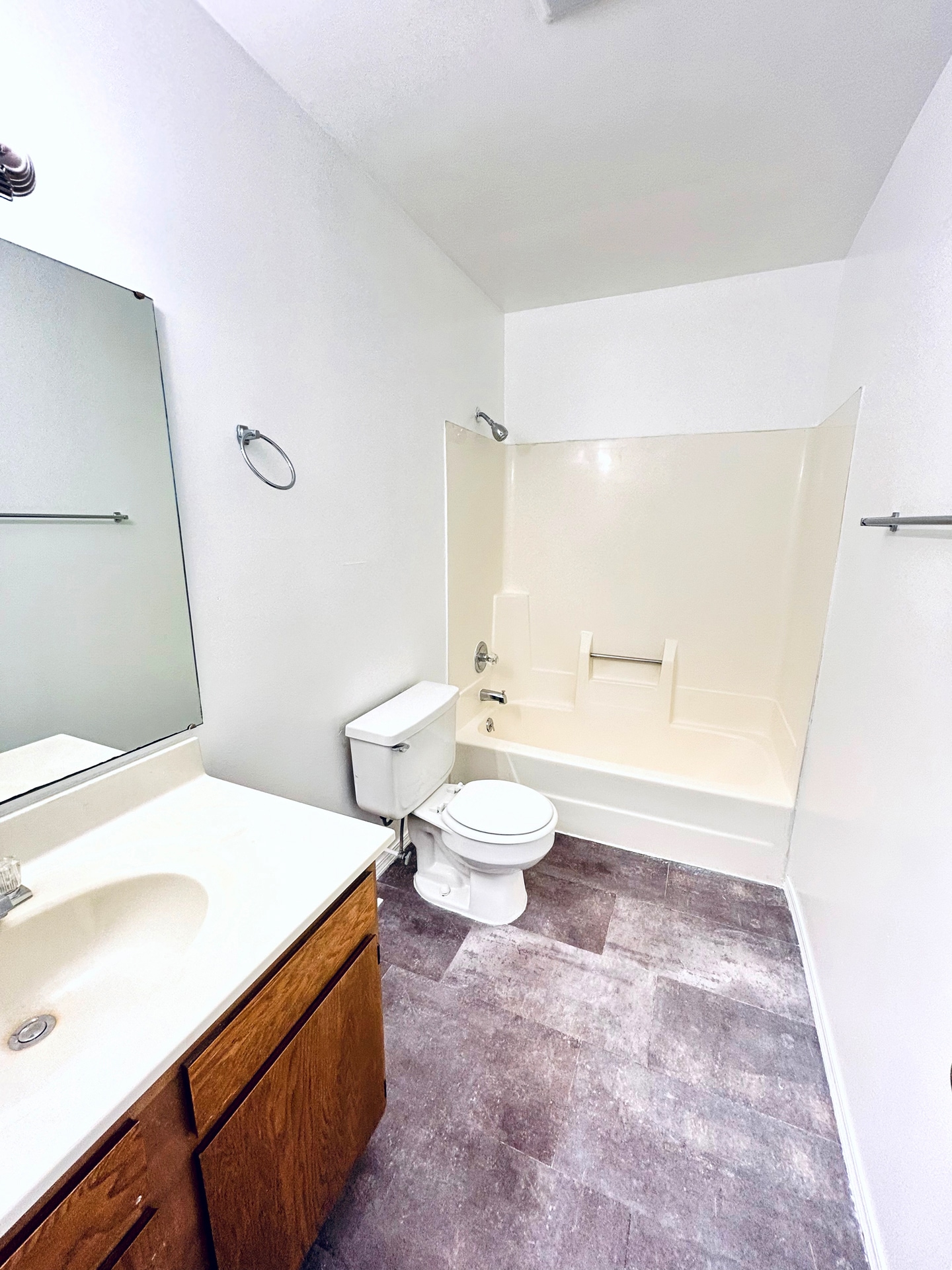 Second floor bathroom - 950 Edgar Dr