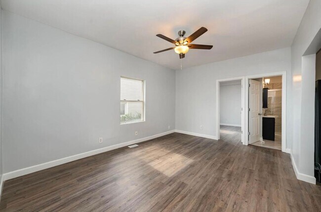 Building Photo - E. WALNUT HILLS - Cute 2 bed in upper of 2 family