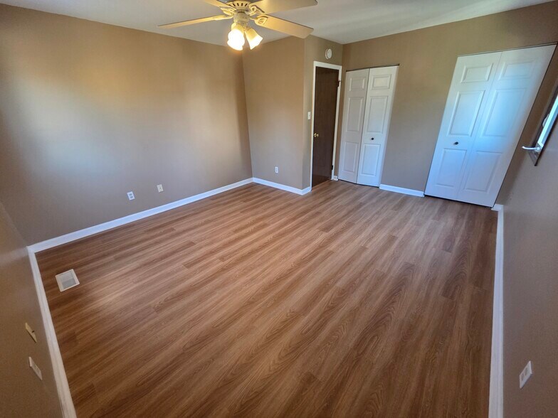 Master bedroom - 801 Cambridge Cir