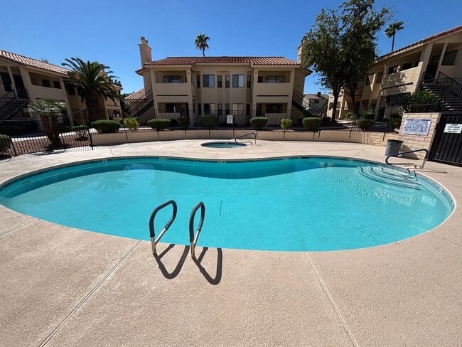 Building Photo - Gorgeous 2BED/2BATH Condo nestled in a Roc...