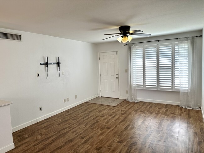 Building Photo - Gorgeous Updated Encanto Park Townhome