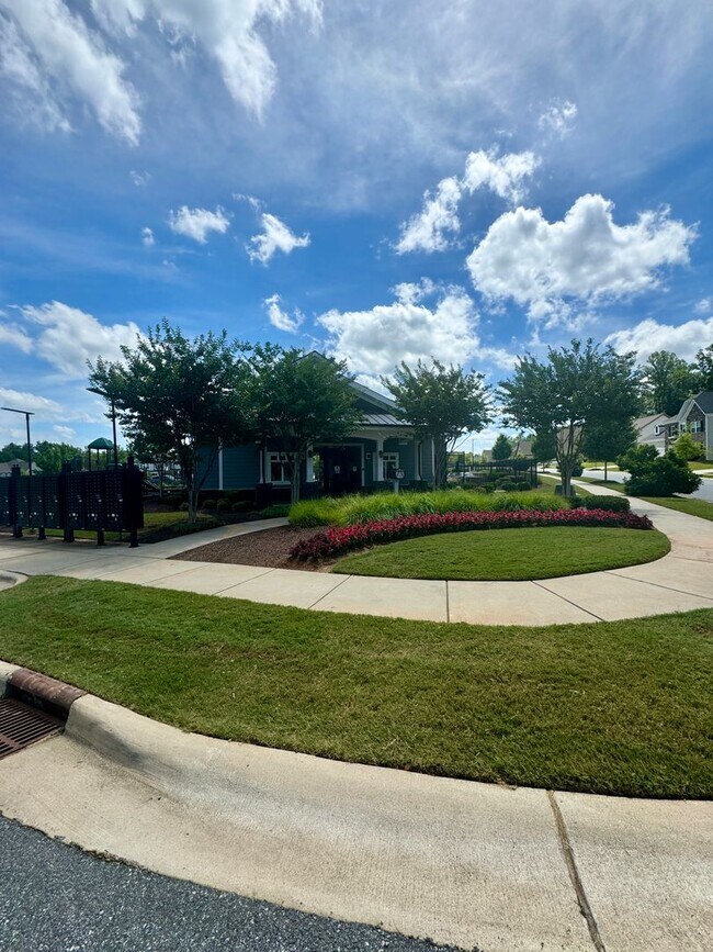 Building Photo - Beautiful 5BR/3BA Home in Holcomb Woods