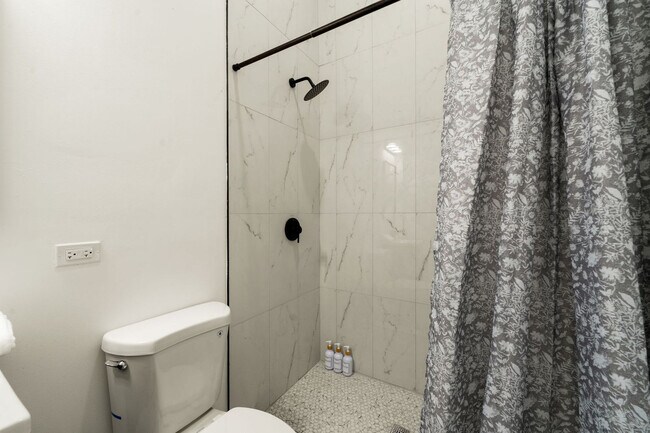 Building Photo - 1941 W Augusta Blvd