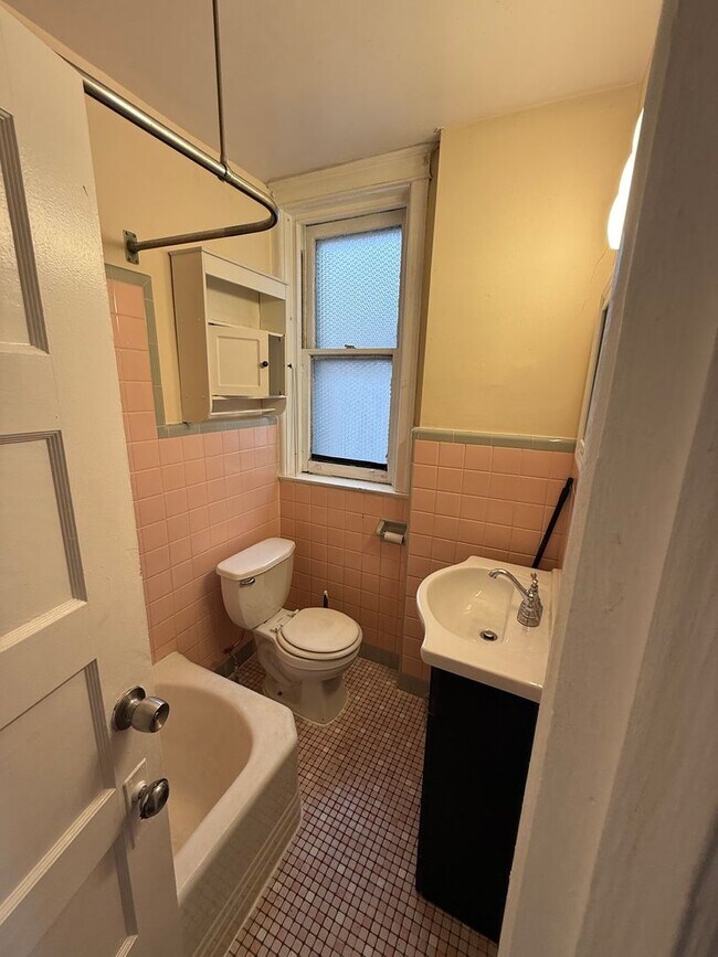 Building Photo - Super Convenient 3 bedroom in Olney