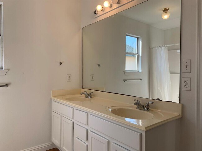 Building Photo - 210 Evergreen Cir