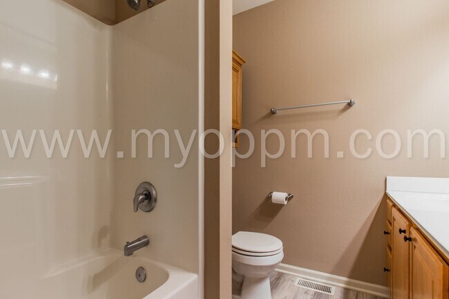 Building Photo - Available NOW! | 3 Bedroom / 2 Bathroom Home | Bennington