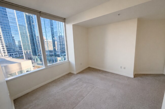 Building Photo - 1Bd/1.5Ba Bellevue Condo