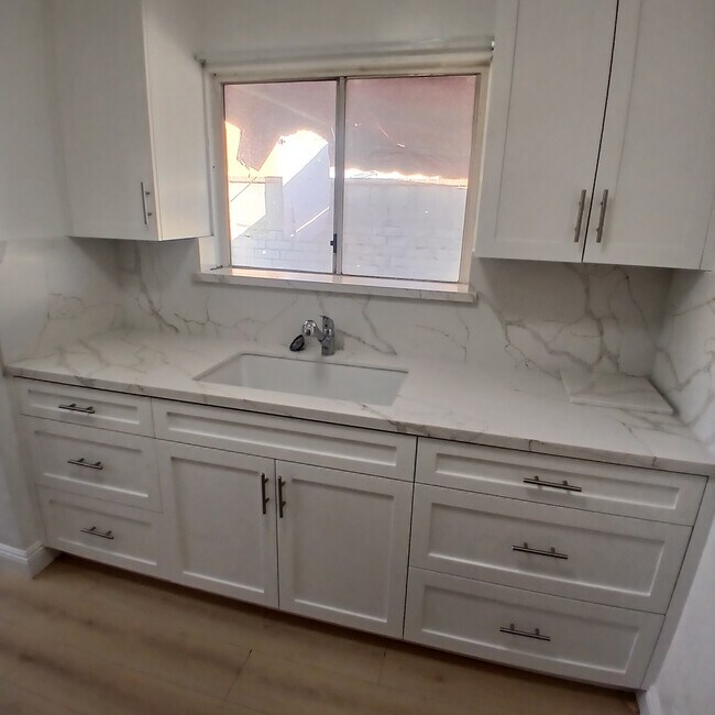 Building Photo - 434 S Del Mar Ave