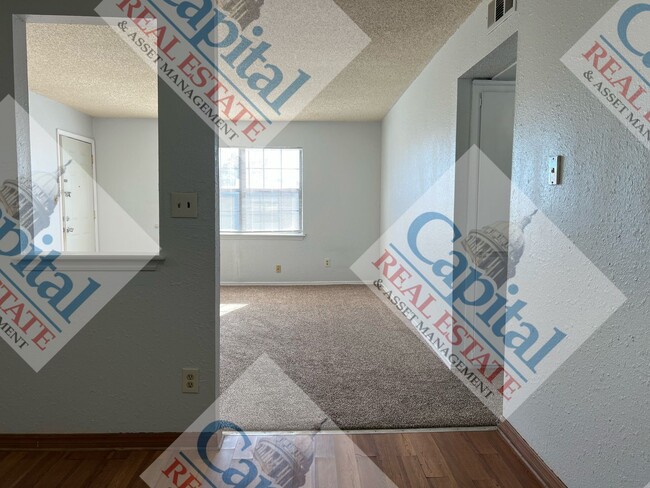 Building Photo - Spacious 2 bedroom Apartment