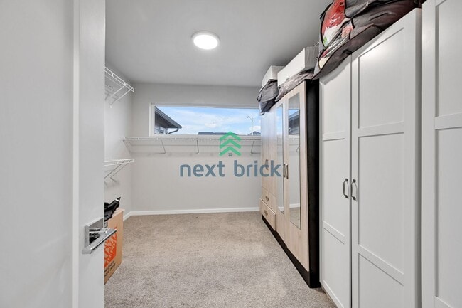 Building Photo - 4 BED & 2.5 SINGLE FAMILY HOUSE FOR RENT