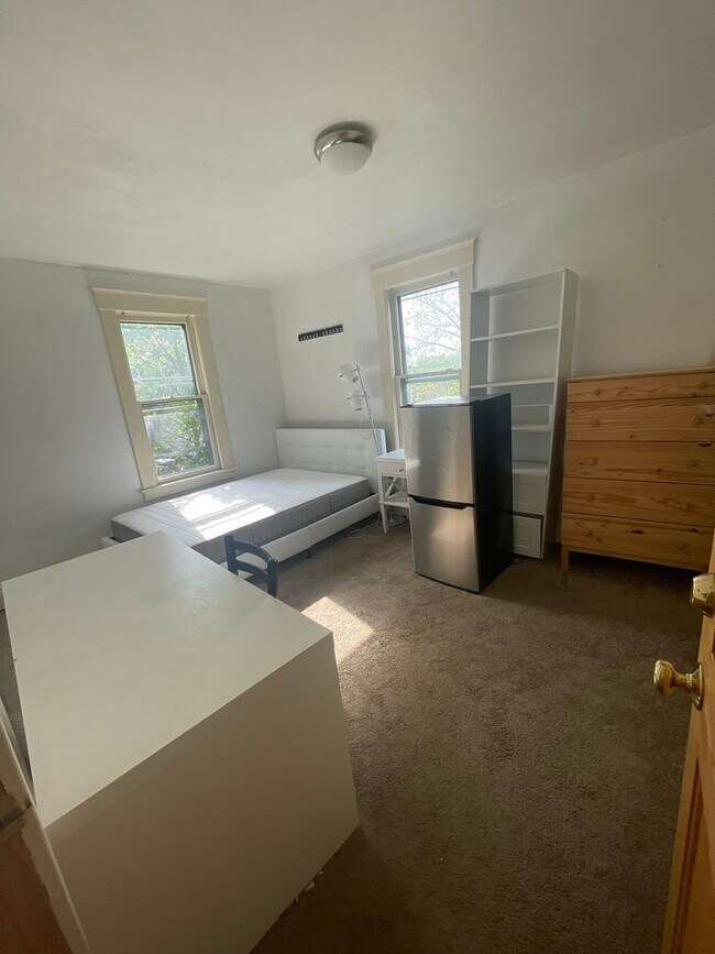 Building Photo - 841 E University Ave