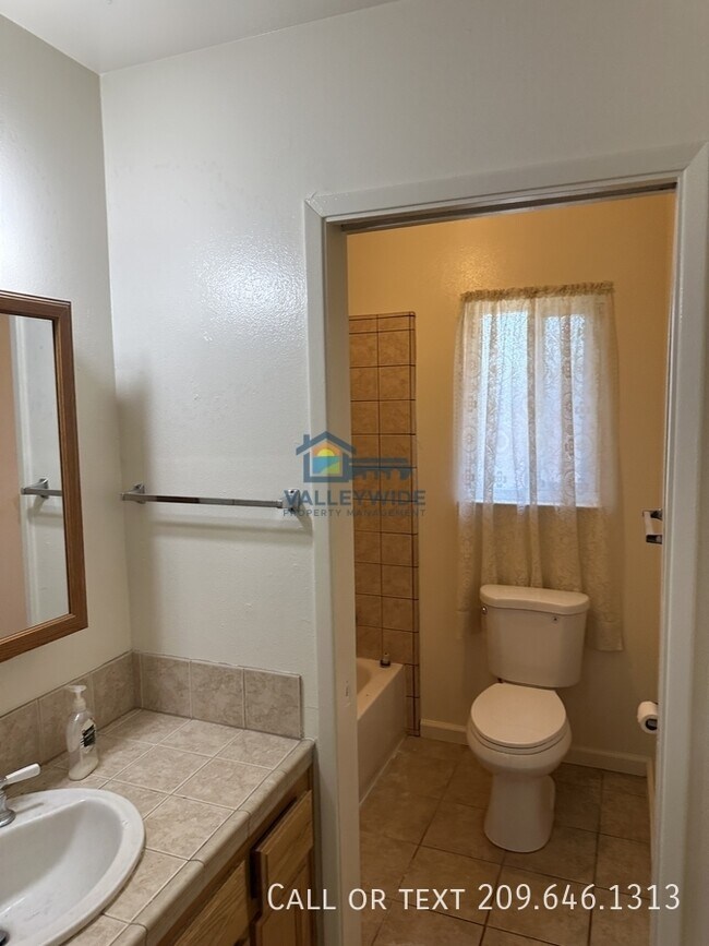 Building Photo - 1321 Woodside Dr