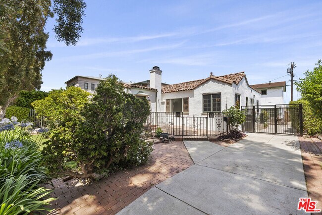 Primary Photo - 1122 S La Peer Dr
