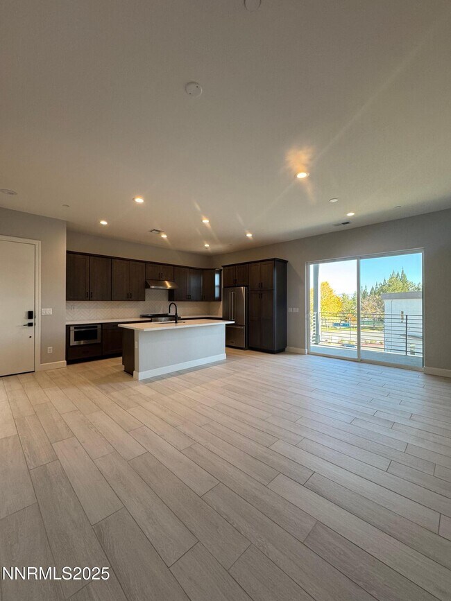 Building Photo - 1521 Golf Club Dr