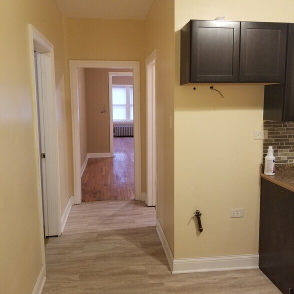 Building Photo - 638 E 92nd St