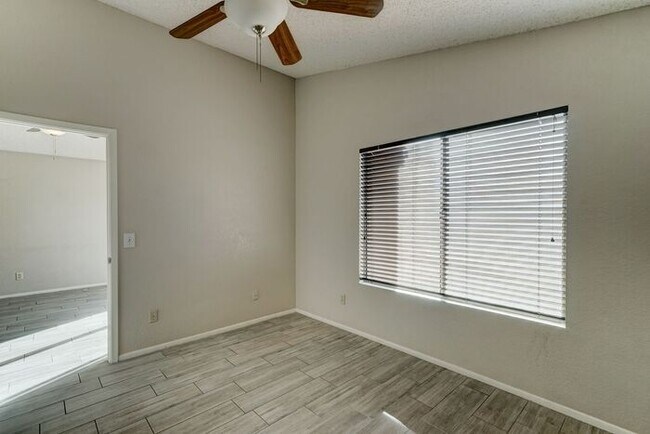Building Photo - READY TO VIEW NOW! Recently Renovated 2bed/2bath Townhouse in Peoria!
