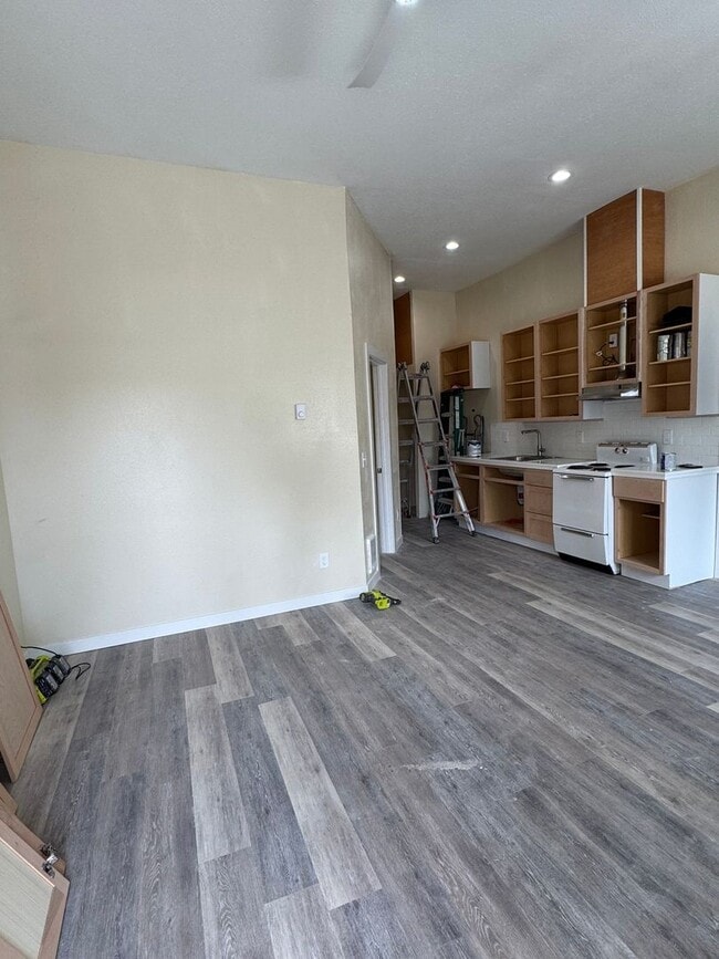 Building Photo - 902 S 29th Ave