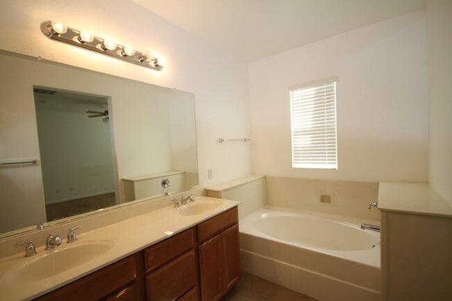 Building Photo - 3BR|2.5BA Condominum - Tenant Pays $175 monthly for WS&G