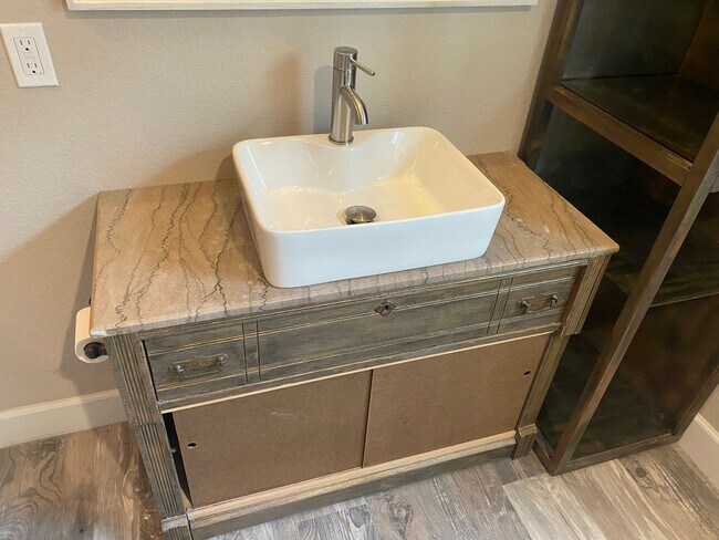 Building Photo - Charming, 3 story, 4 bed/3 bath on Corner Lot!