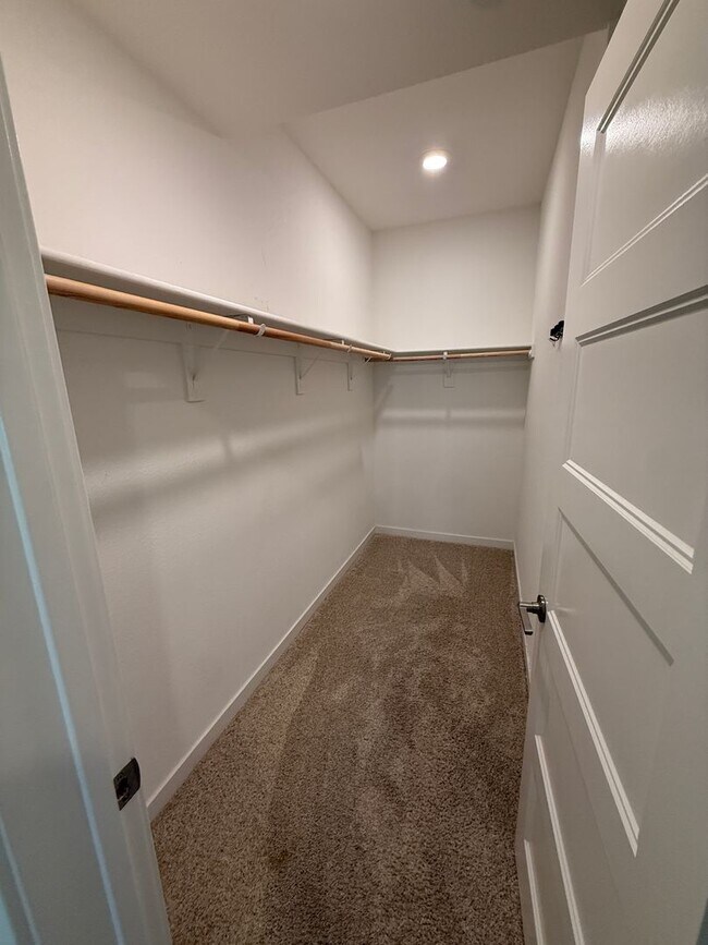 Building Photo - MODERN SMART CONDO IN DESIREABLE COMMUNITY