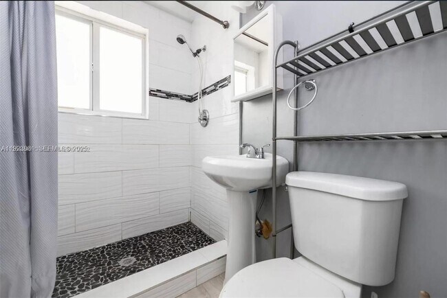 Building Photo - 610 12th St