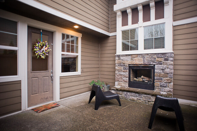 Building Photo - Beautiful Craftsman Style Home in the desi...