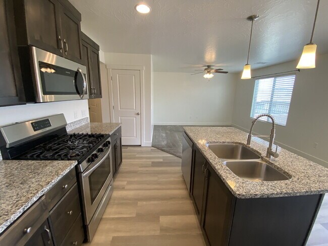Building Photo - Beautiful 4-Bed Detached Townhome with 2.5...
